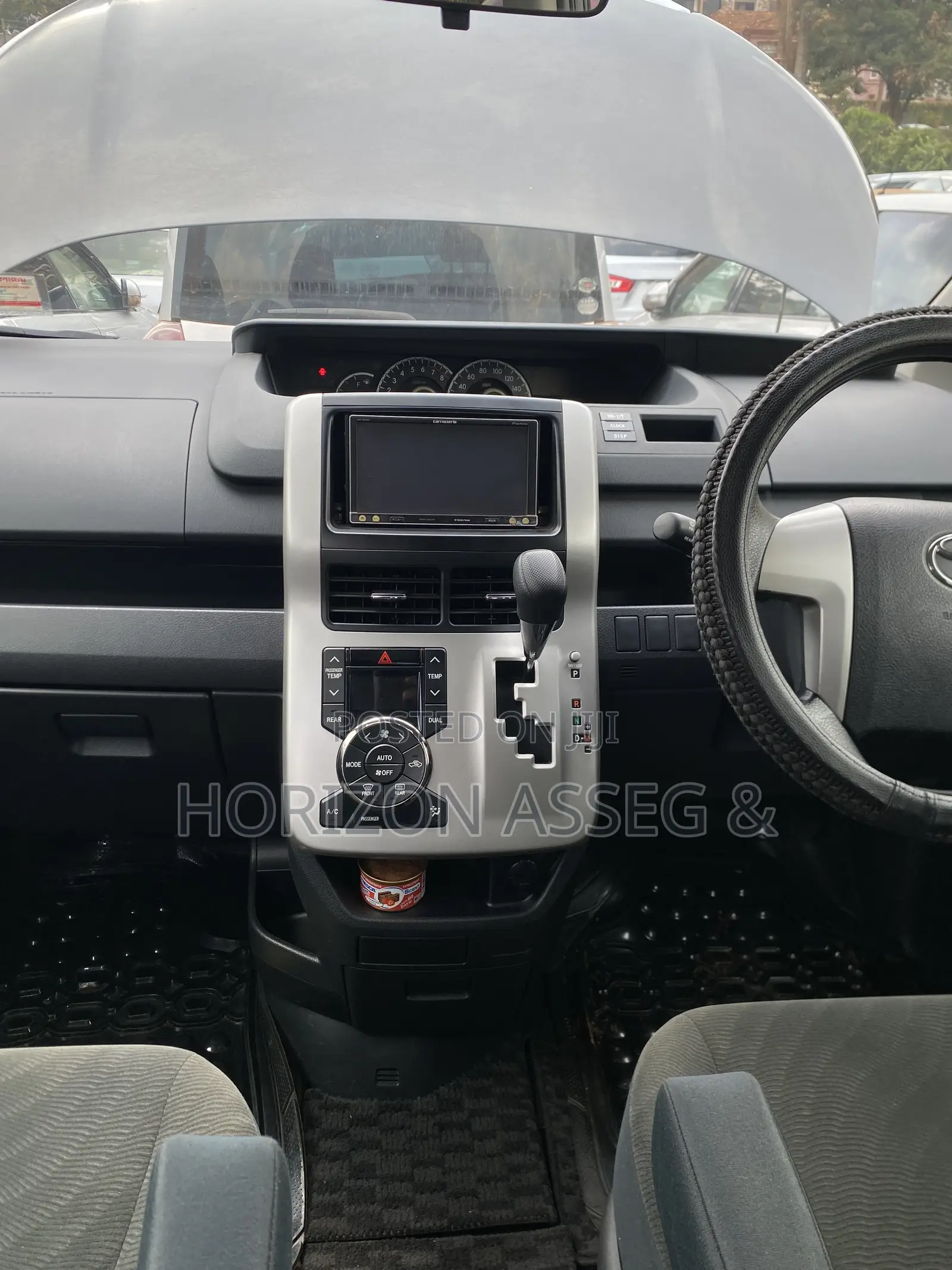 Toyota Noah 2.0 143hp FWD (8 Seater) 2011 Black