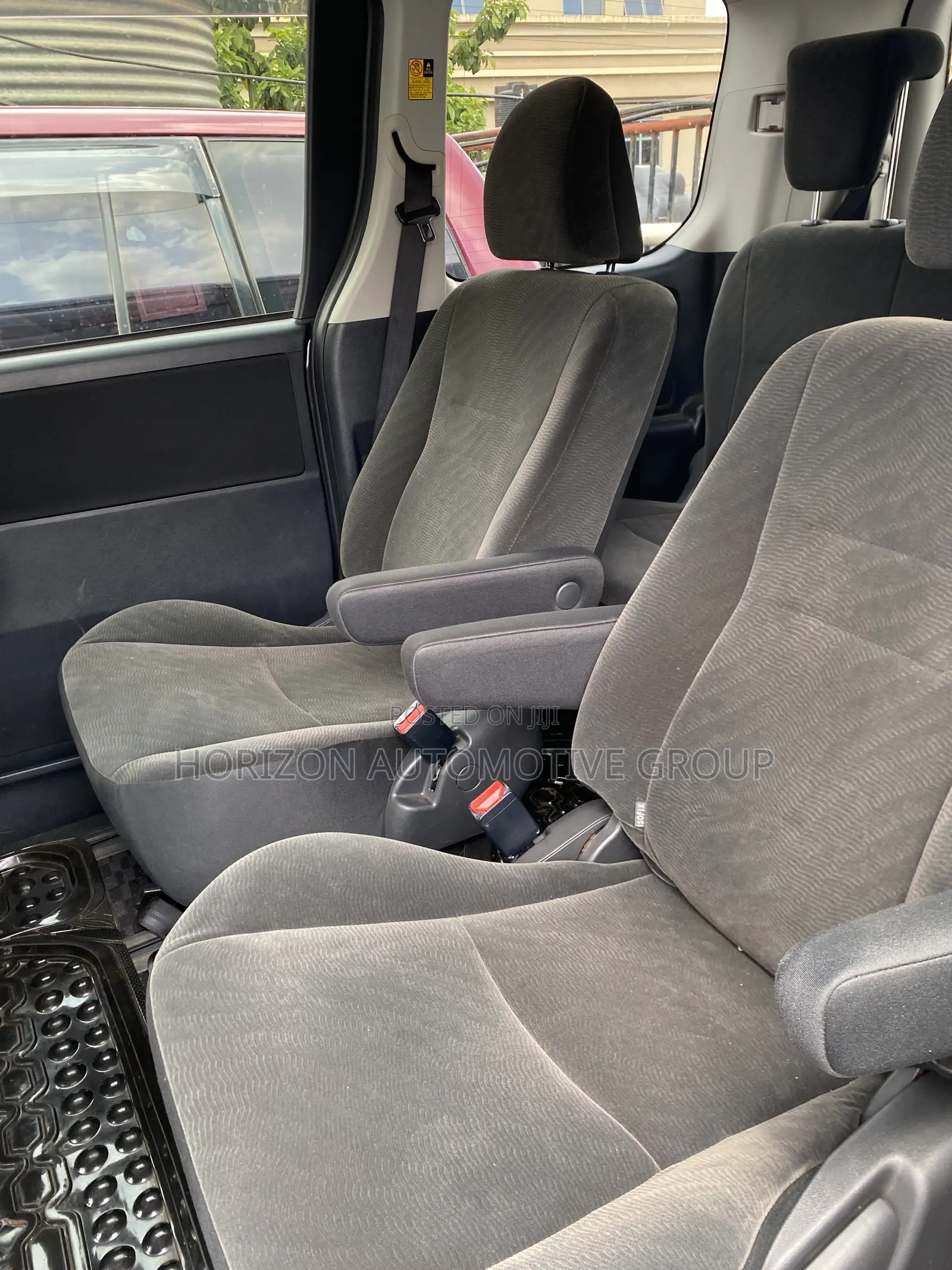 Toyota Noah 2.0 143hp FWD (8 Seater) 2011 Black