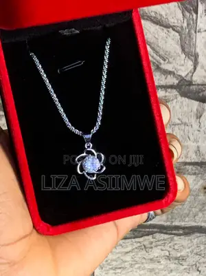 Lady’s Flower-Shaped Pendant Necklace