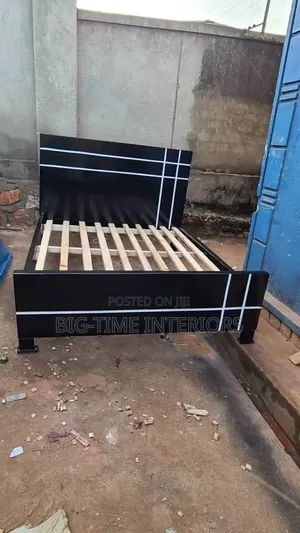 Black Solid Wood Bed With White Stripes 5x6