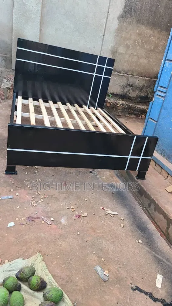 Black Solid Wood Bed With White Stripes 5x6