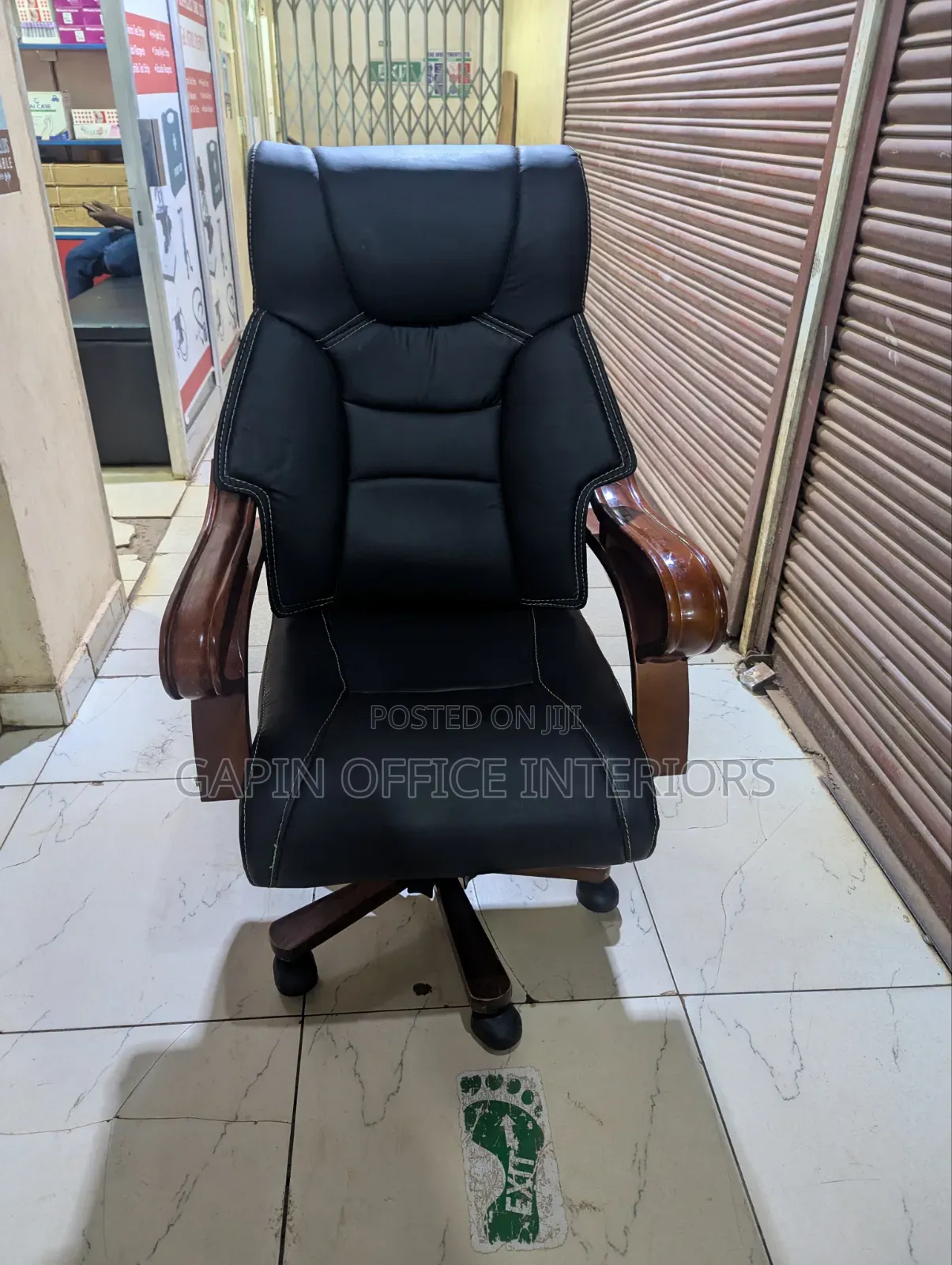 Refurbished Executive Leather Office Chair With Wooden Armrests