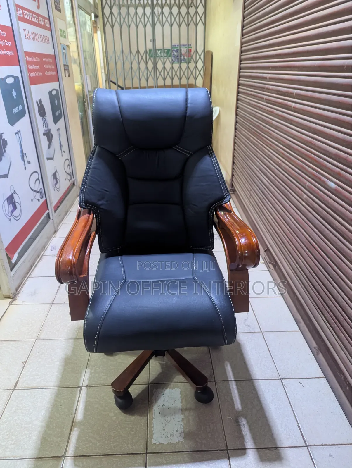 Refurbished Executive Leather Office Chair With Wooden Armrests