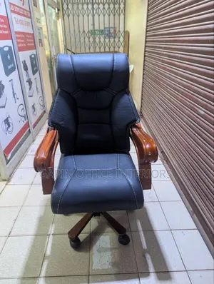 Refurbished Executive Leather Office Chair With Wooden Armrests