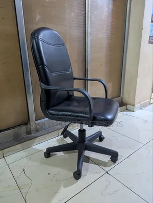 Second Hand Long Bac Chair, Leather Made and Adjustable