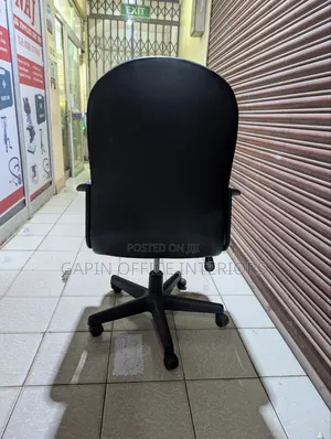 Second Hand Long Bac Chair, Leather Made and Adjustable