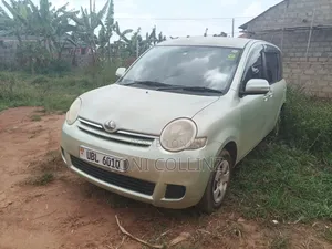 Toyota Sienta 2012 Green