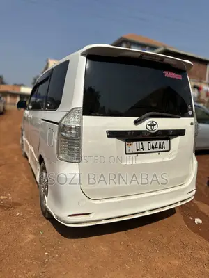 Toyota Noah 2010 White