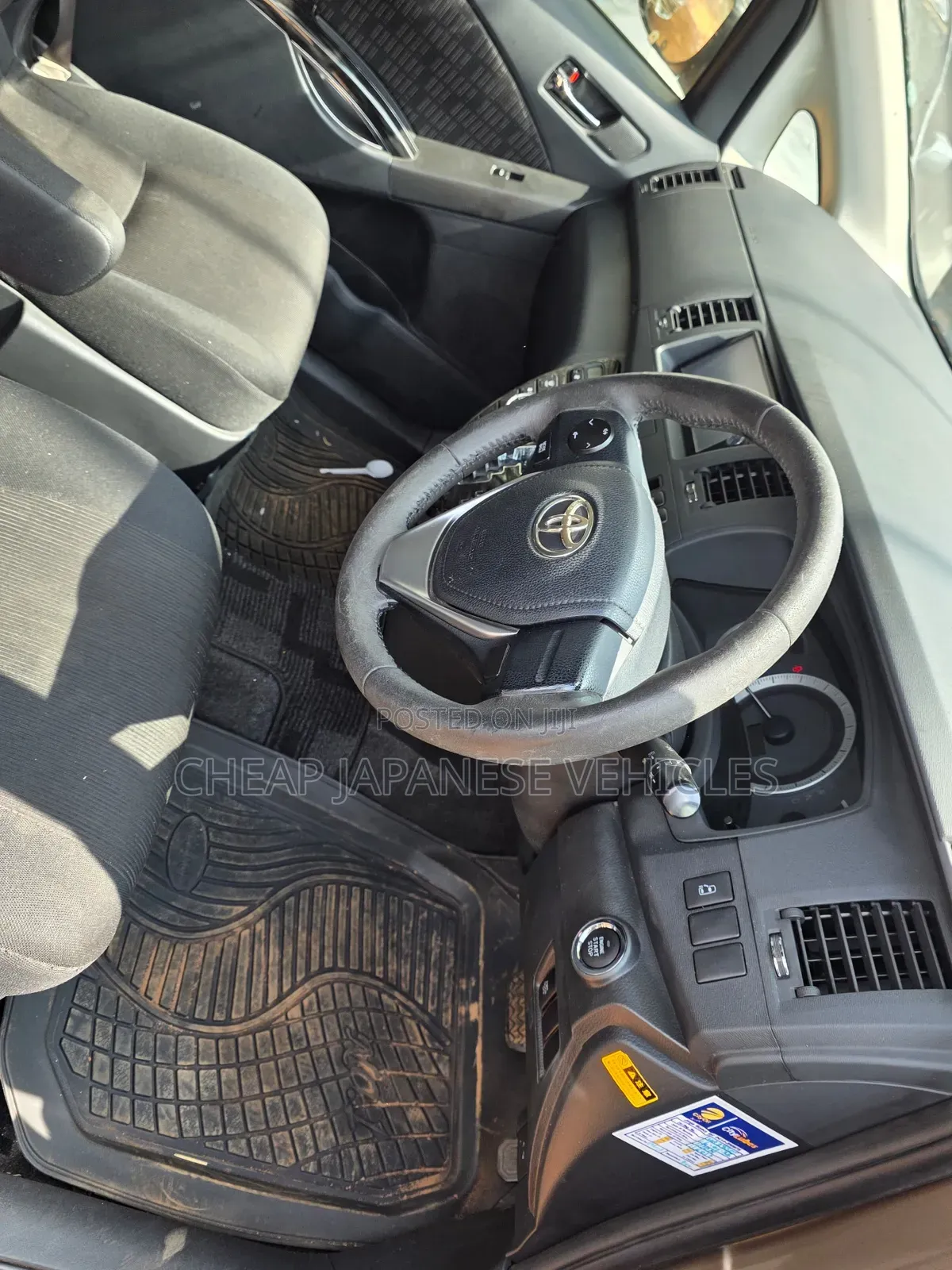 Toyota ISIS 2012 Beige