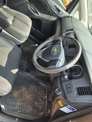 Toyota ISIS 2012 Beige