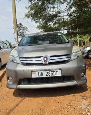 Toyota ISIS 2012 Beige