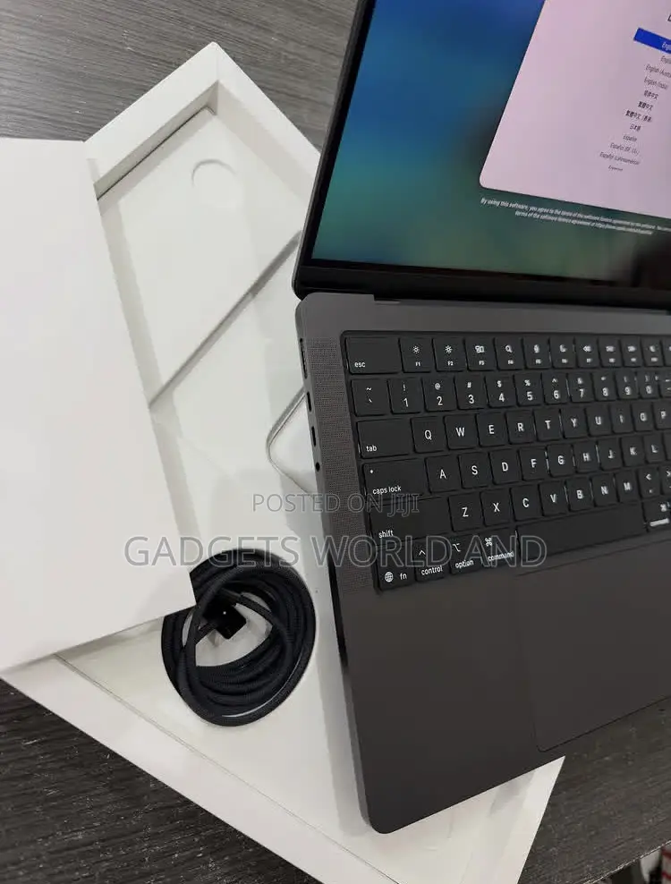 New Laptop Apple MacBook Pro 16GB Apple M5 SSD 512GB