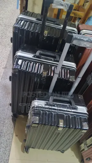 Black Ribbed Hard-Shell Cabin Suitcases( 3pcs)