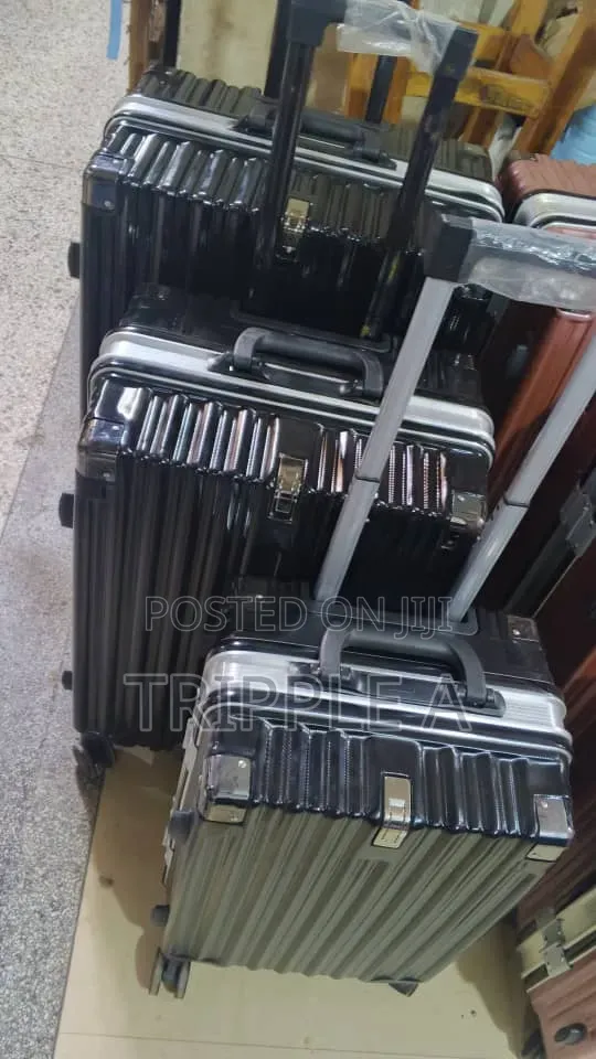 Black Ribbed Hard-Shell Cabin Suitcases( 3pcs)