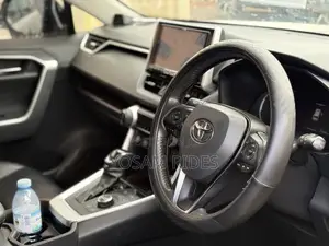 Toyota RAV4 XLE Premium 2021 White