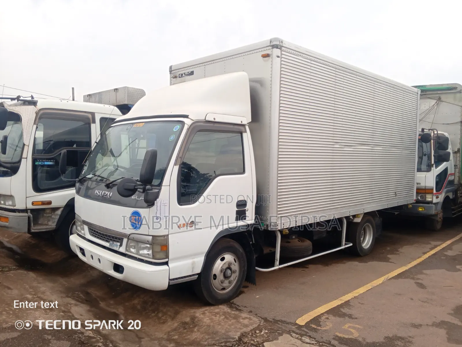 Mitsubishi Trucks 2005 White