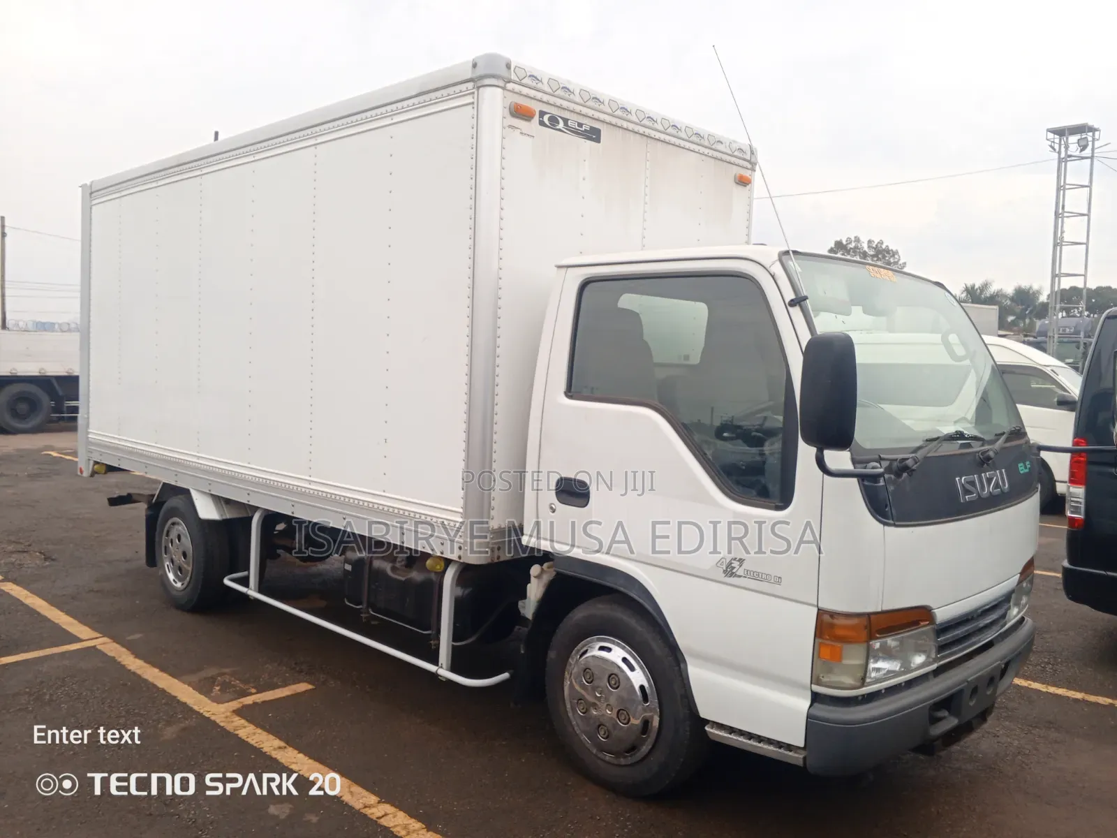 Mitsubishi Trucks 2005 White