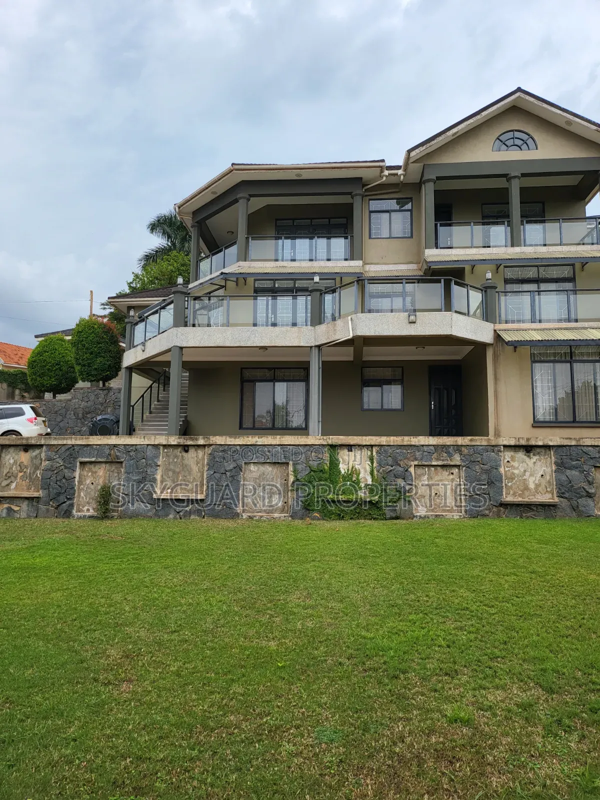 6bdrm Mansion in Munyonyo Road, Central Division for rent