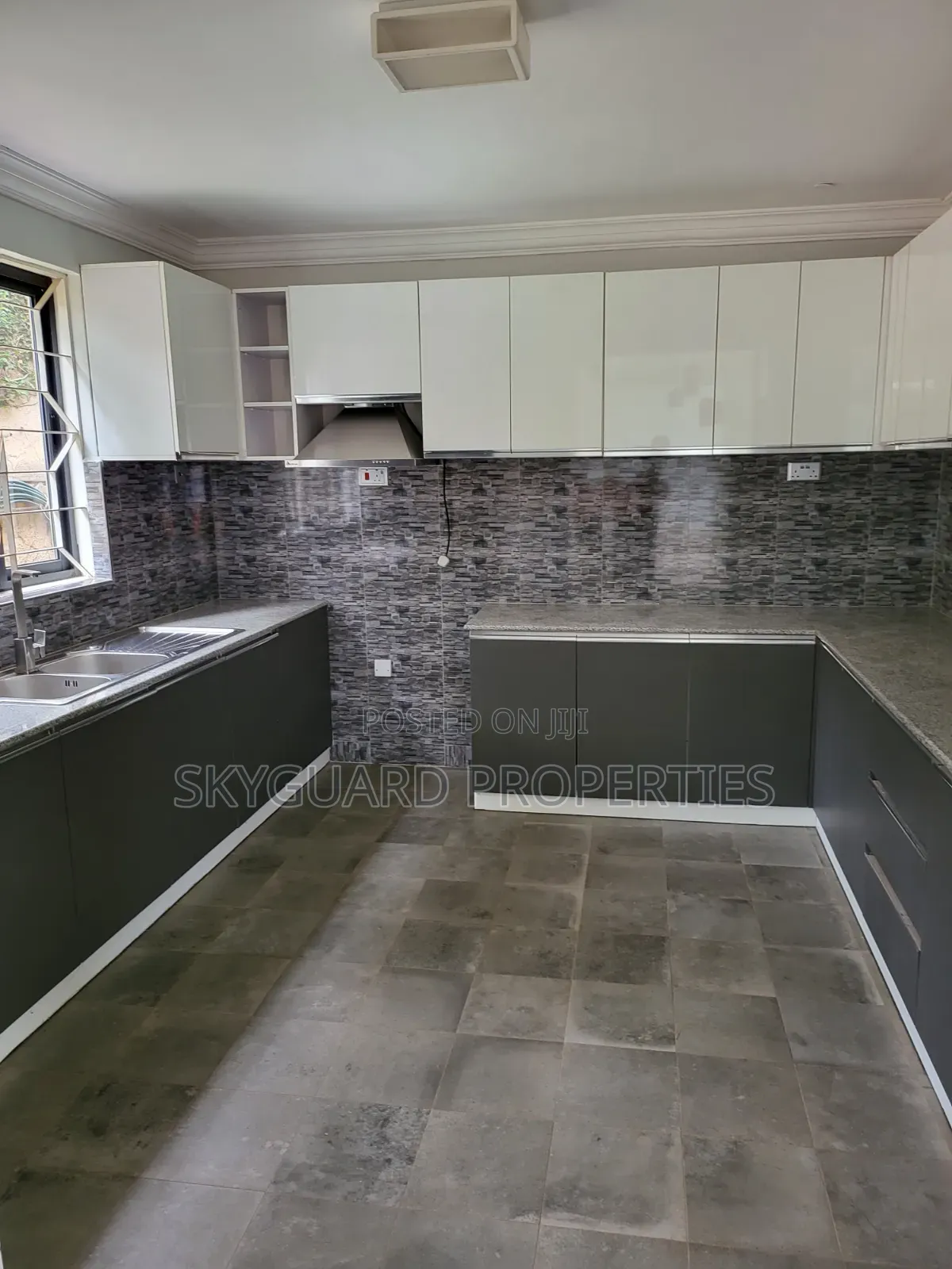 6bdrm Mansion in Munyonyo Road, Central Division for rent