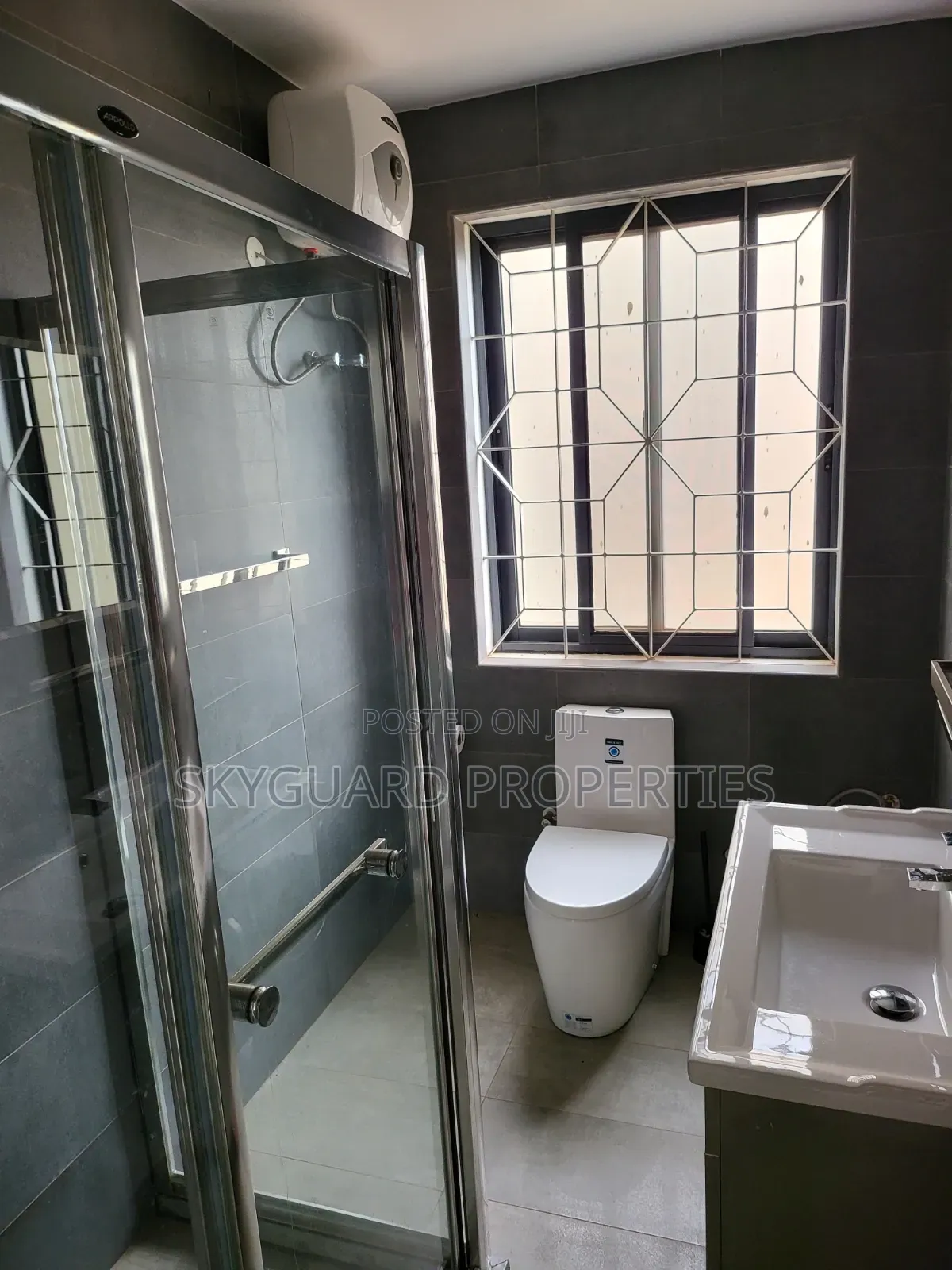 6bdrm Mansion in Munyonyo Road, Central Division for rent