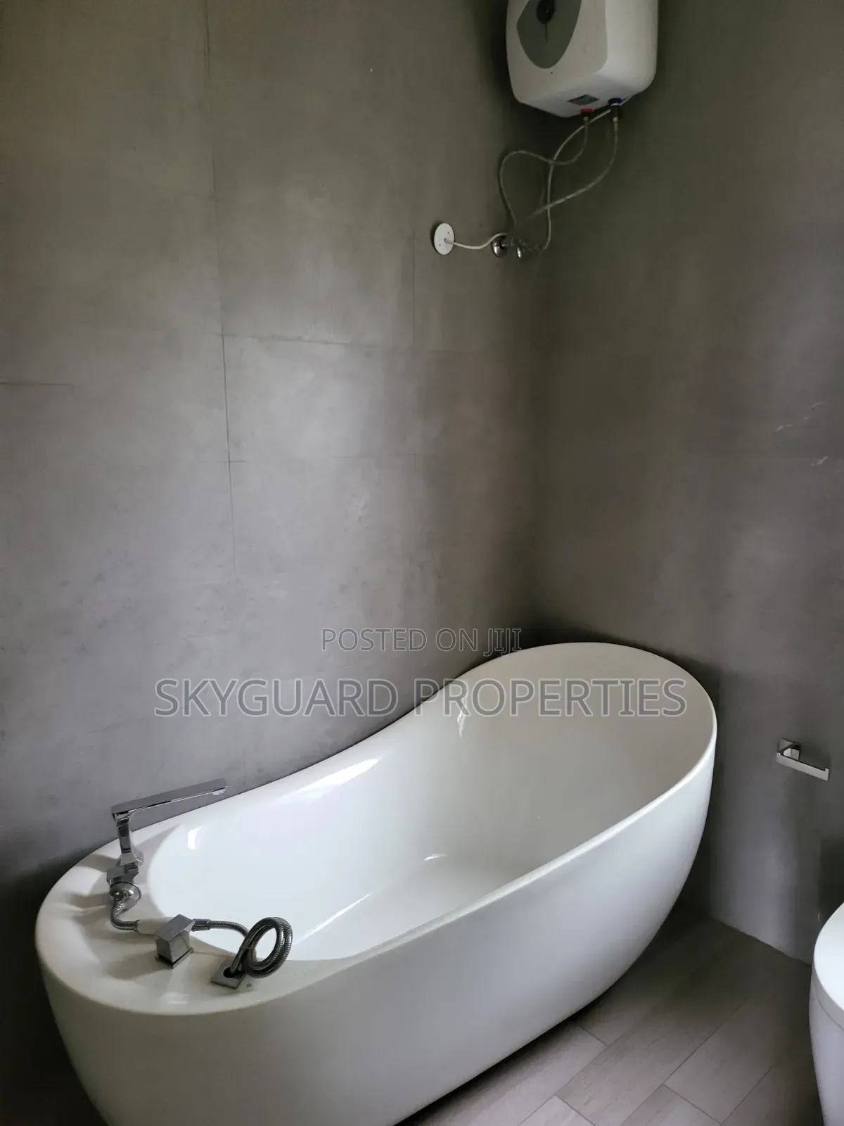 6bdrm Mansion in Munyonyo Road, Central Division for rent