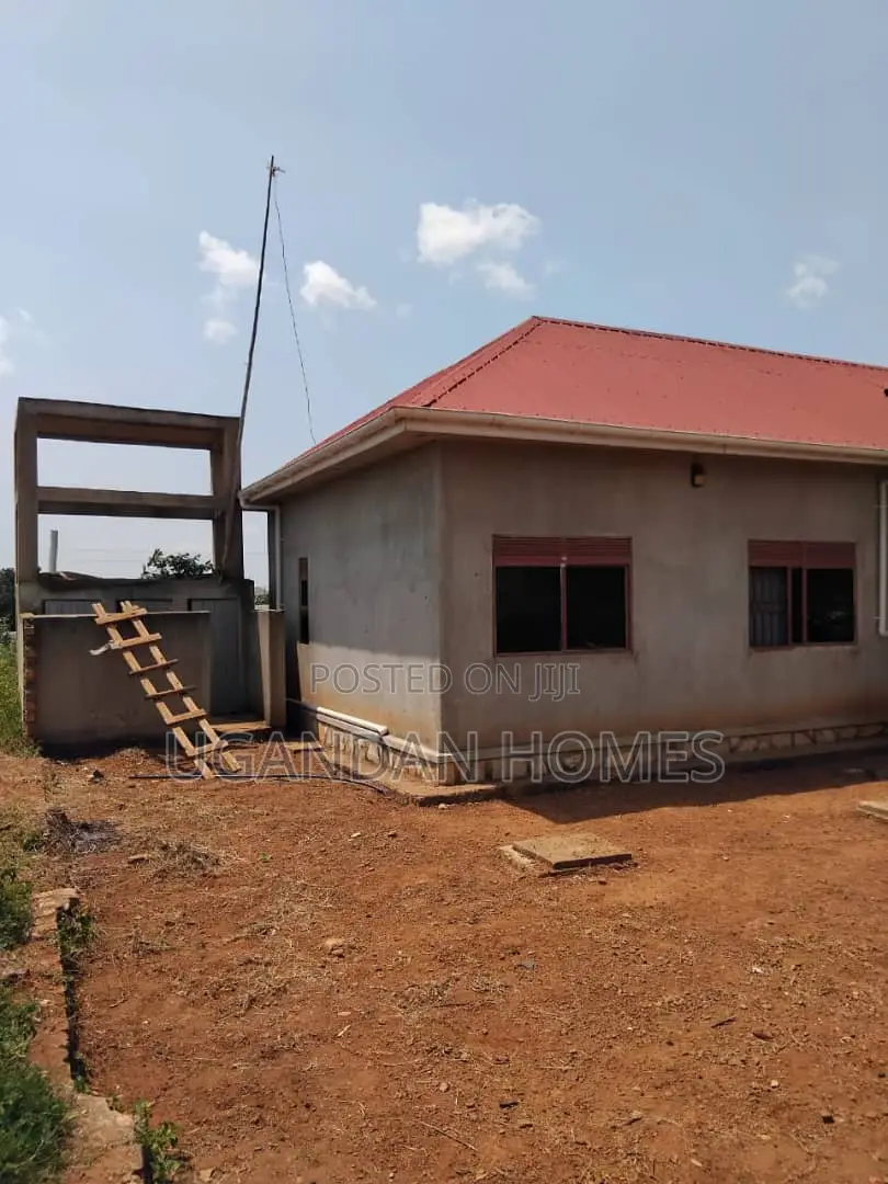 5bdrm Bungalow in Hosana Estate, Ssisa for sale
