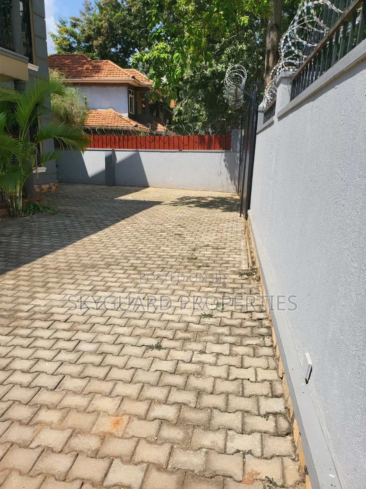 5bdrm House in Muyenga Bukasa Road, Central Division for rent