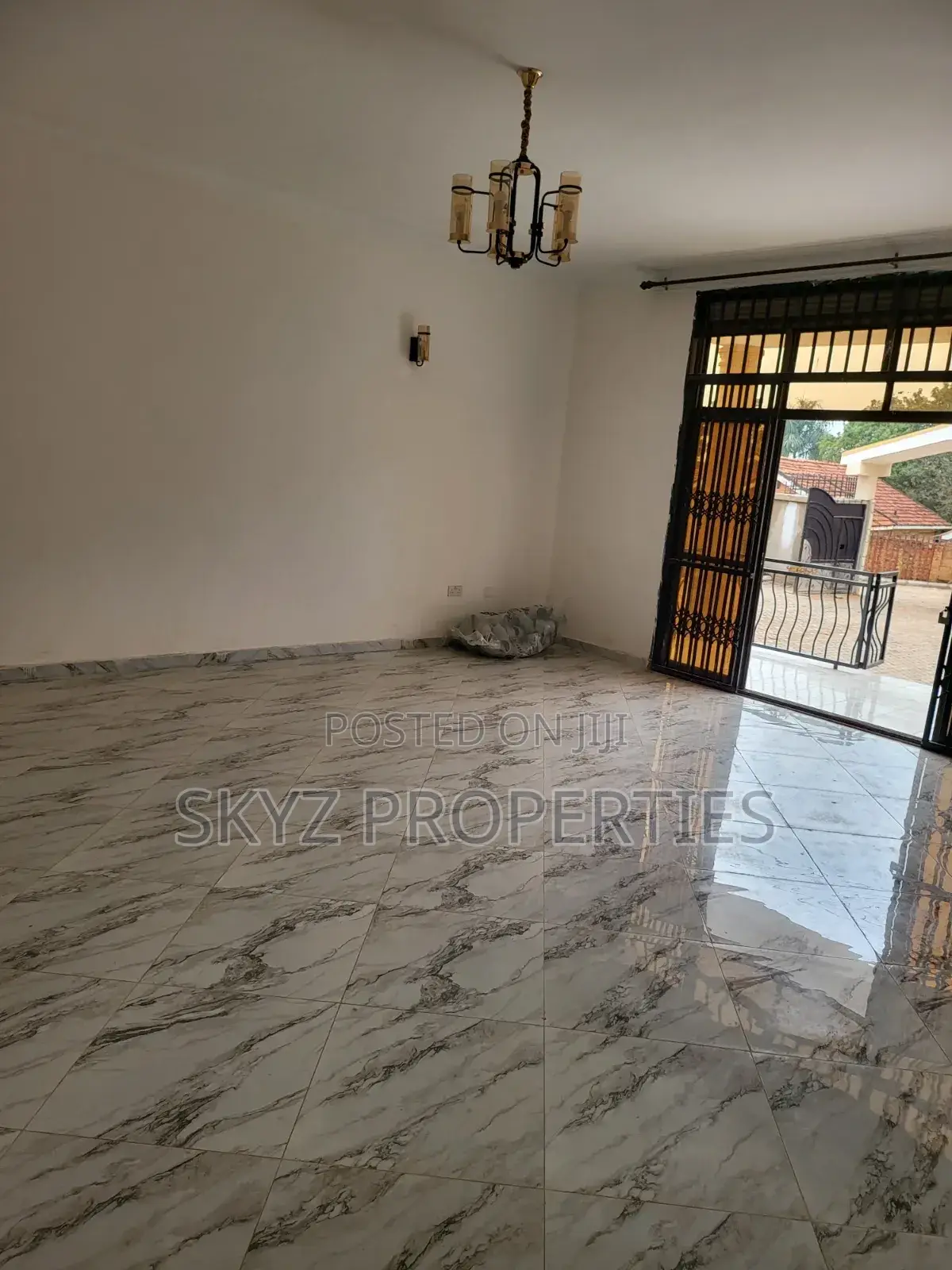 5bdrm Mansion in Bunga Kalungu, Central Division for rent