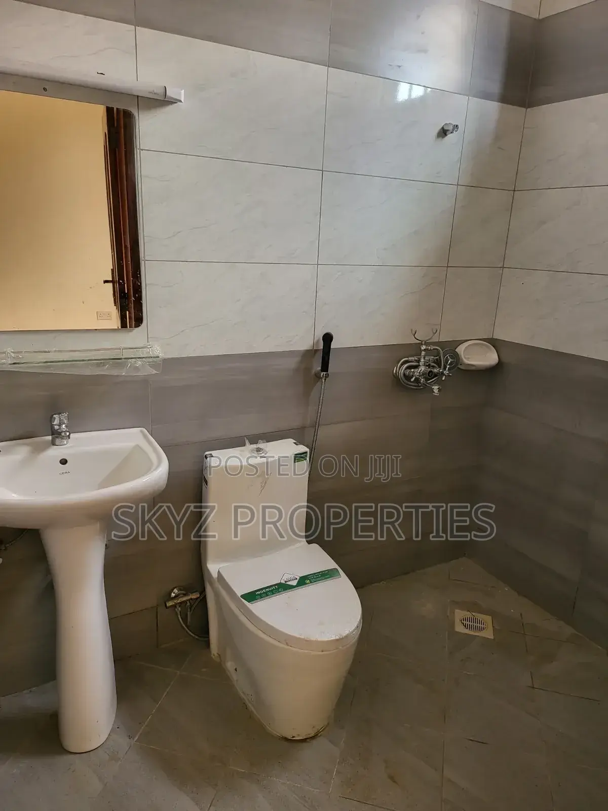5bdrm Mansion in Bunga Kalungu, Central Division for rent