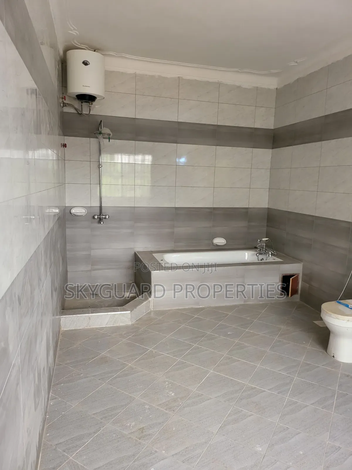 5bdrm Mansion in Bunga Kalungu, Central Division for rent