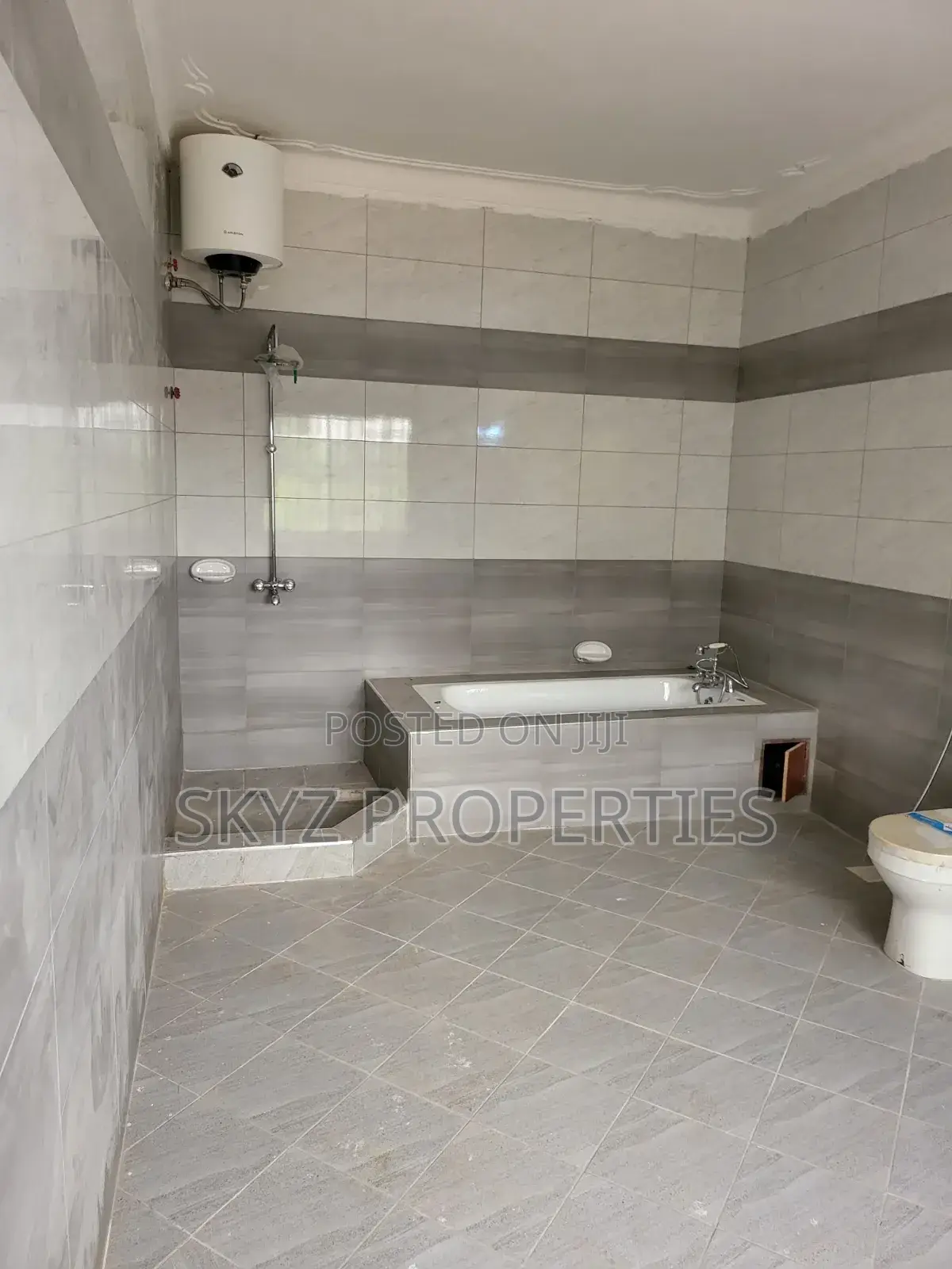 5bdrm Mansion in Bunga Kalungu, Central Division for rent