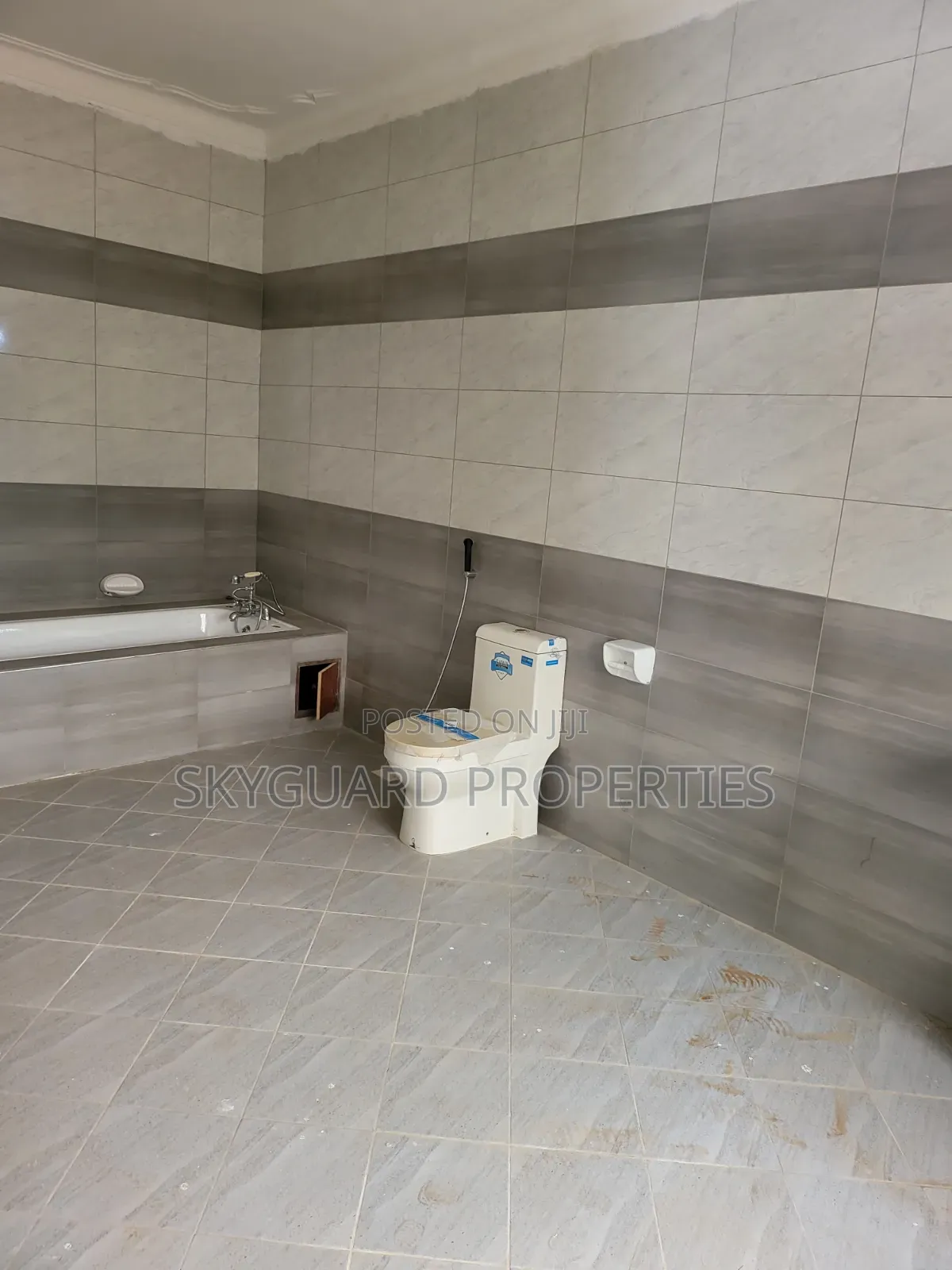 5bdrm Mansion in Bunga Kalungu, Central Division for rent