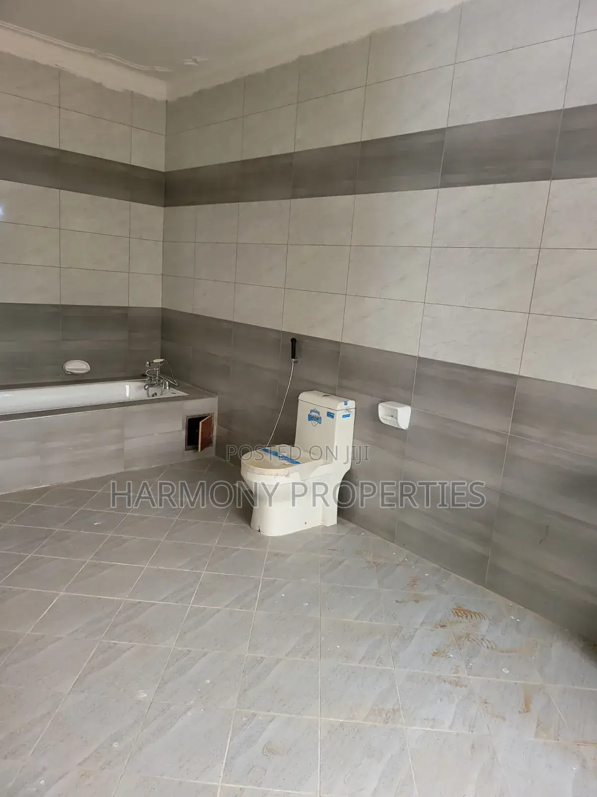 5bdrm Mansion in Bunga Kalungu, Central Division for rent