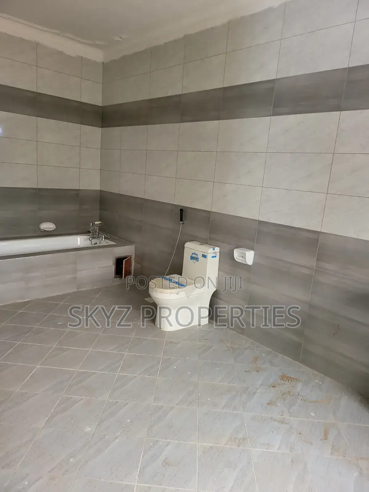 5bdrm Mansion in Bunga Kalungu, Central Division for rent