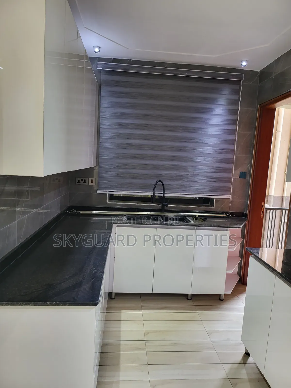 3bdrm Apartment in Muyenga, Central Division for rent