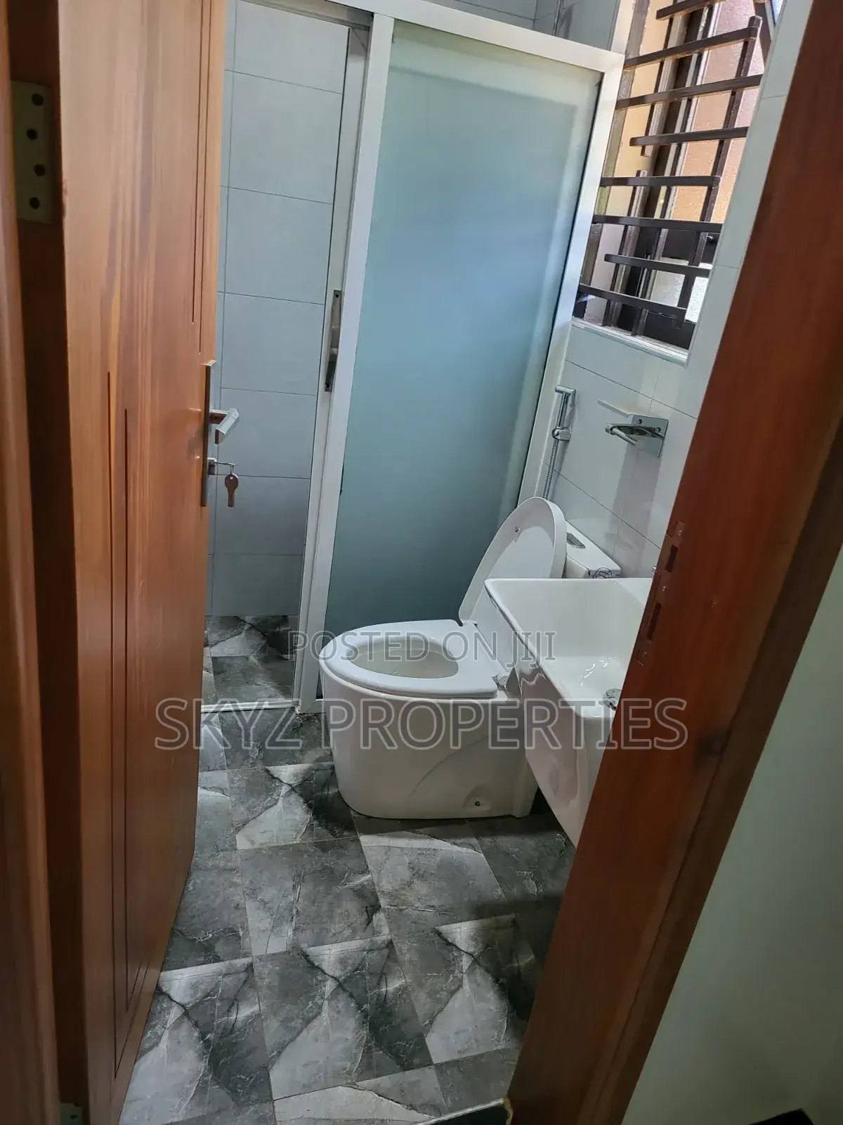 3bdrm Apartment in Muyenga, Central Division for rent