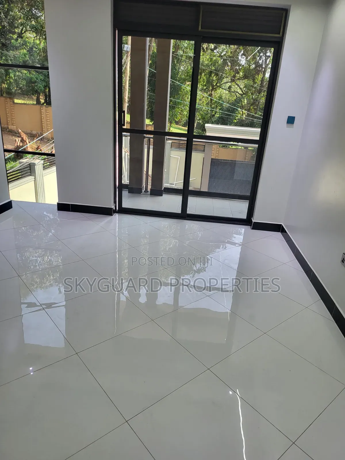 3bdrm Apartment in Muyenga, Central Division for rent
