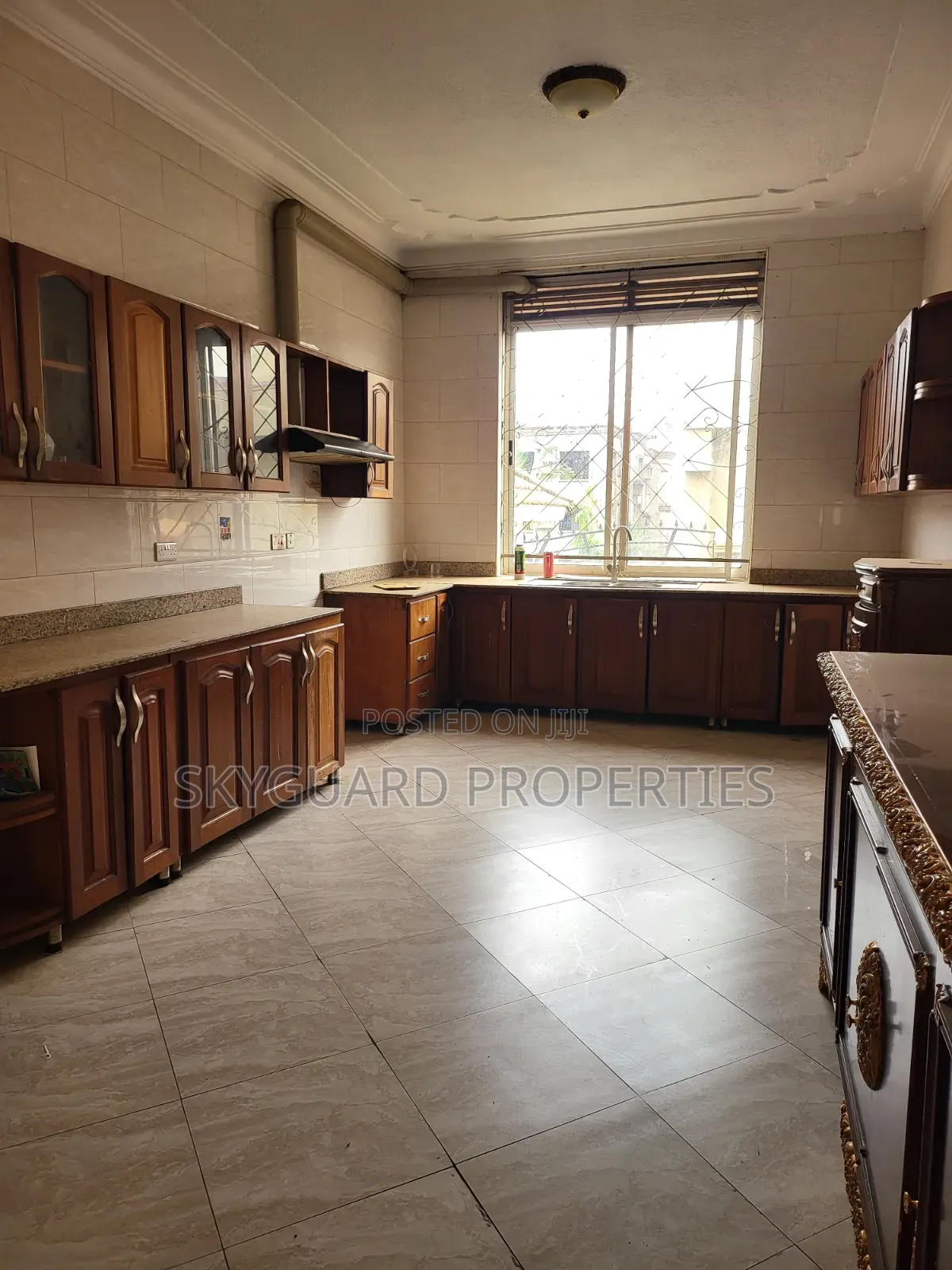 5bdrm Mansion in Makindye Kizungu, Central Division for rent