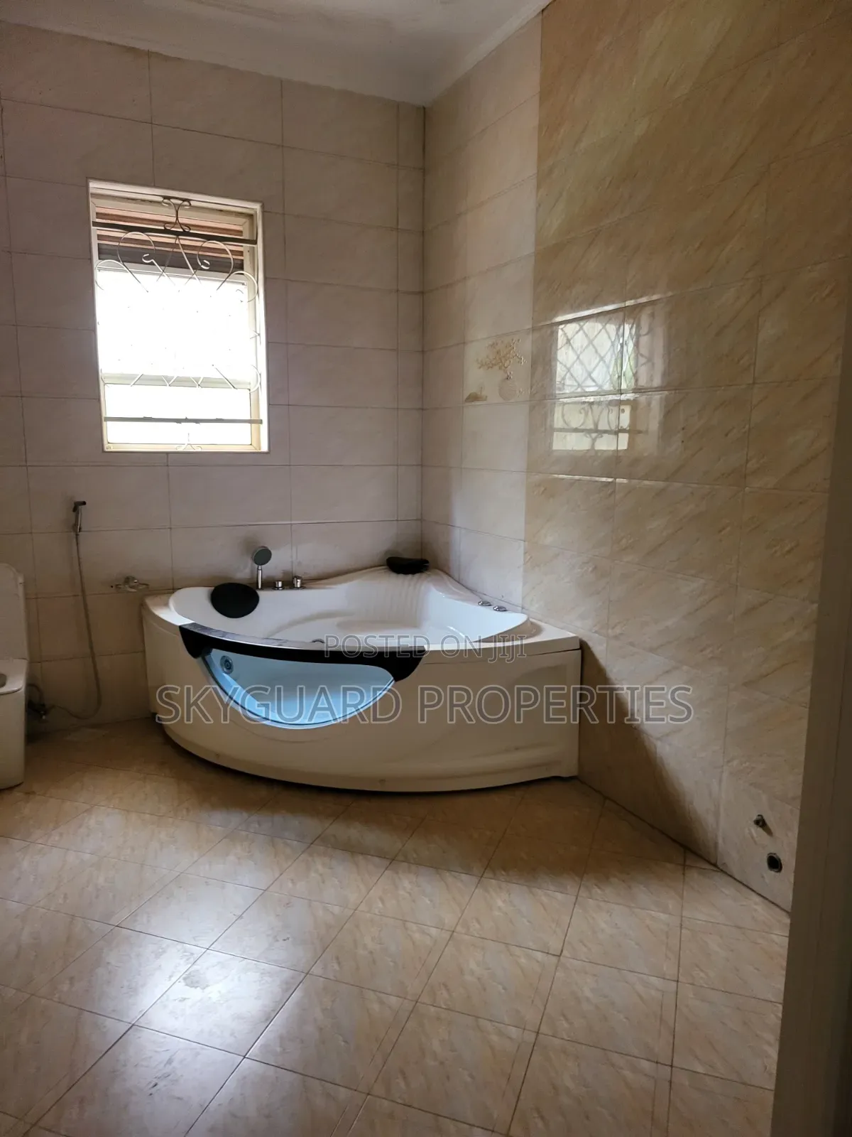 5bdrm Mansion in Makindye Kizungu, Central Division for rent