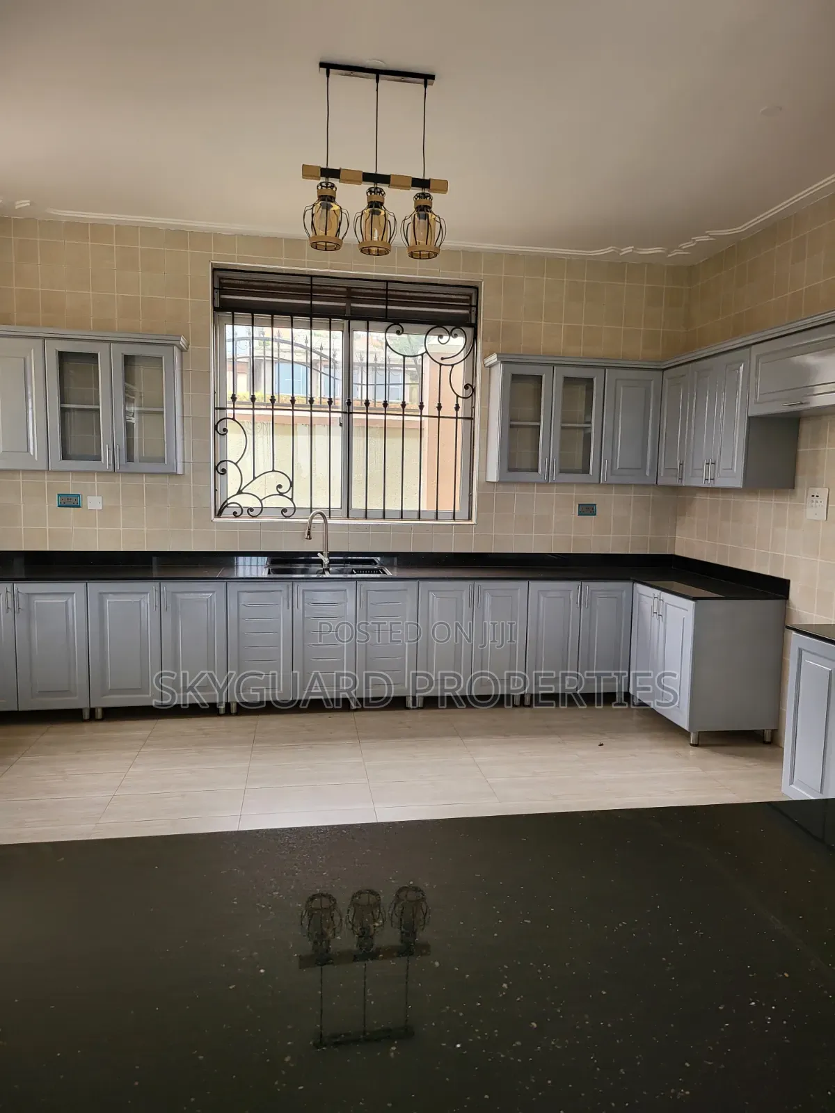 6bdrm Mansion in Buziga, Central Division for rent