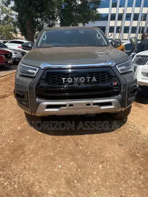 Toyota Hilux Rugged 4x4 2018 Gold