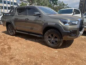 Toyota Hilux Rugged 4x4 2018 Gold