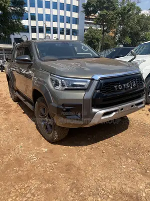 Toyota Hilux Rugged 4x4 2018 Gold