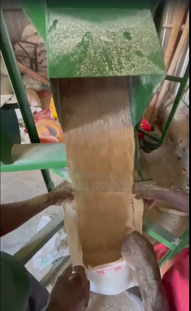 Heavy-Duty 1,200 Kg Self-Loading Chicken Feed Mixer