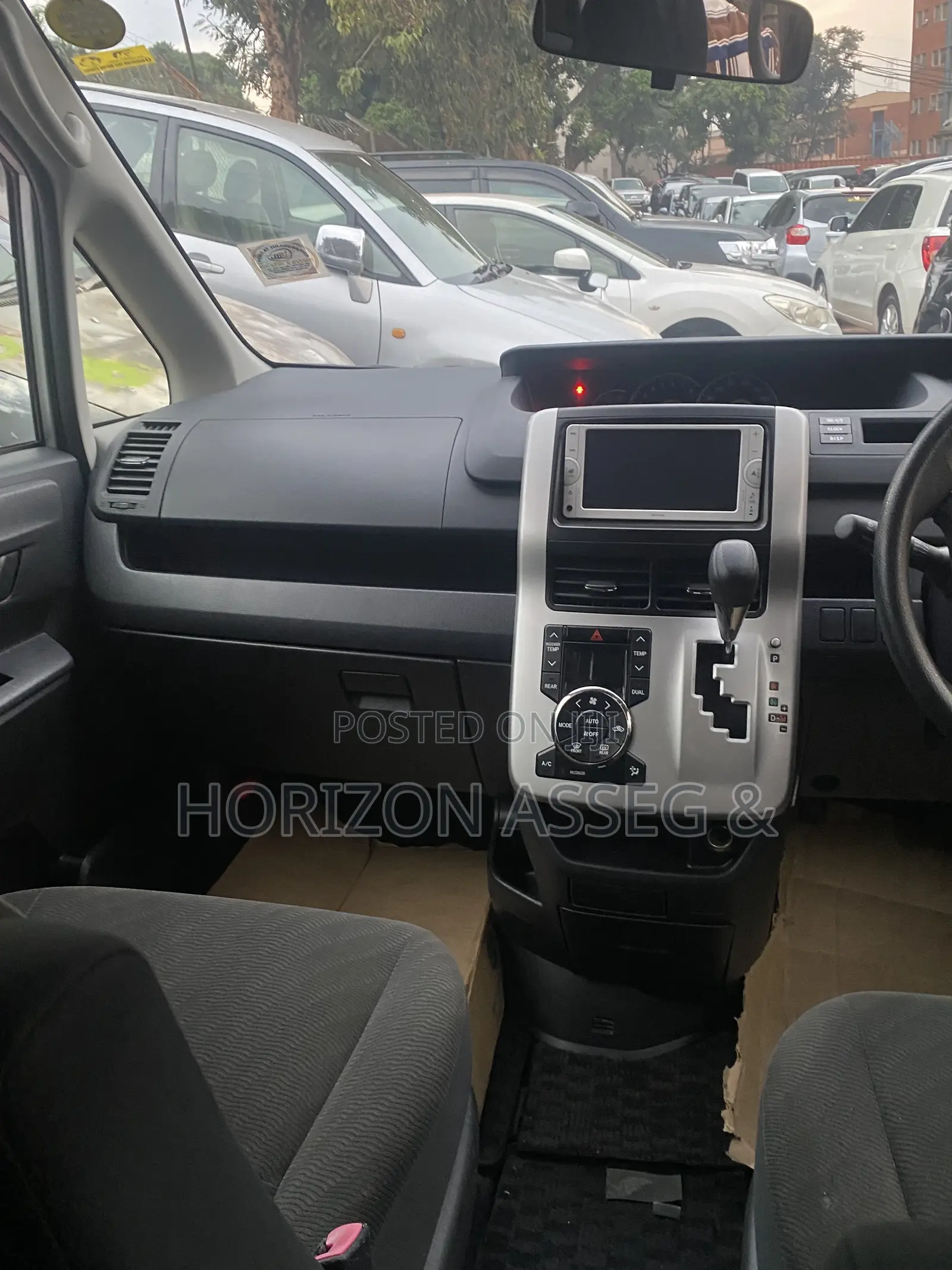Toyota Voxy V 2WD 8-Seater 2013 Silver