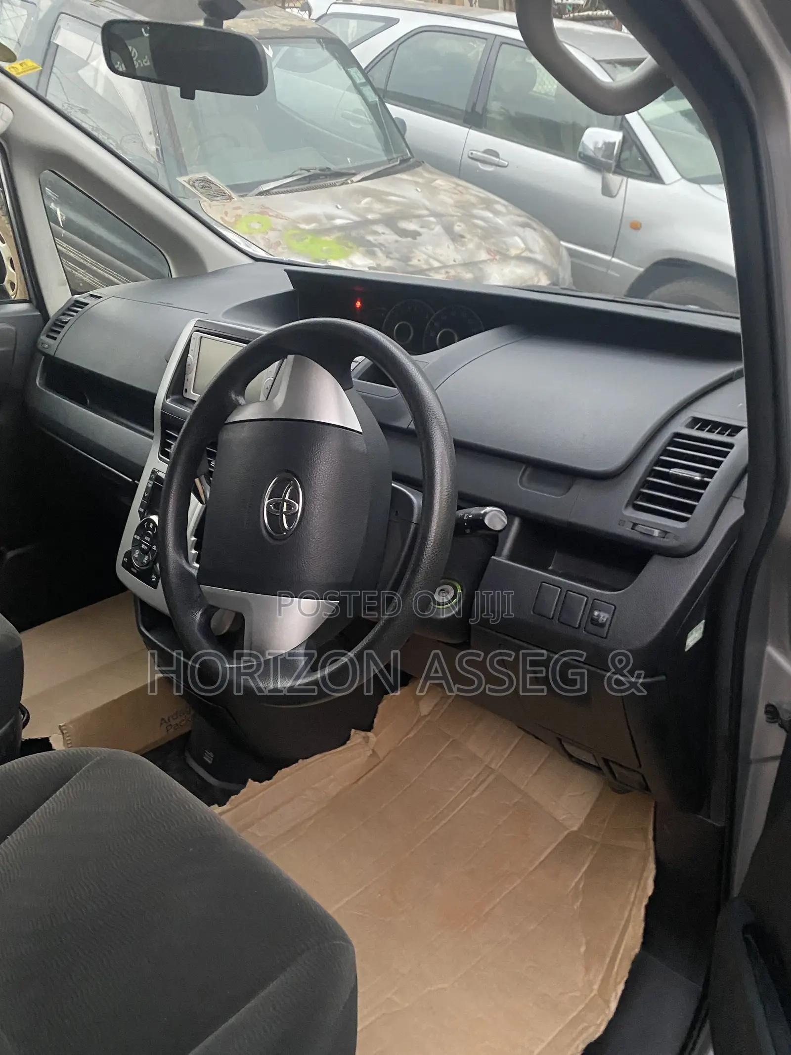 Toyota Voxy V 2WD 8-Seater 2013 Silver