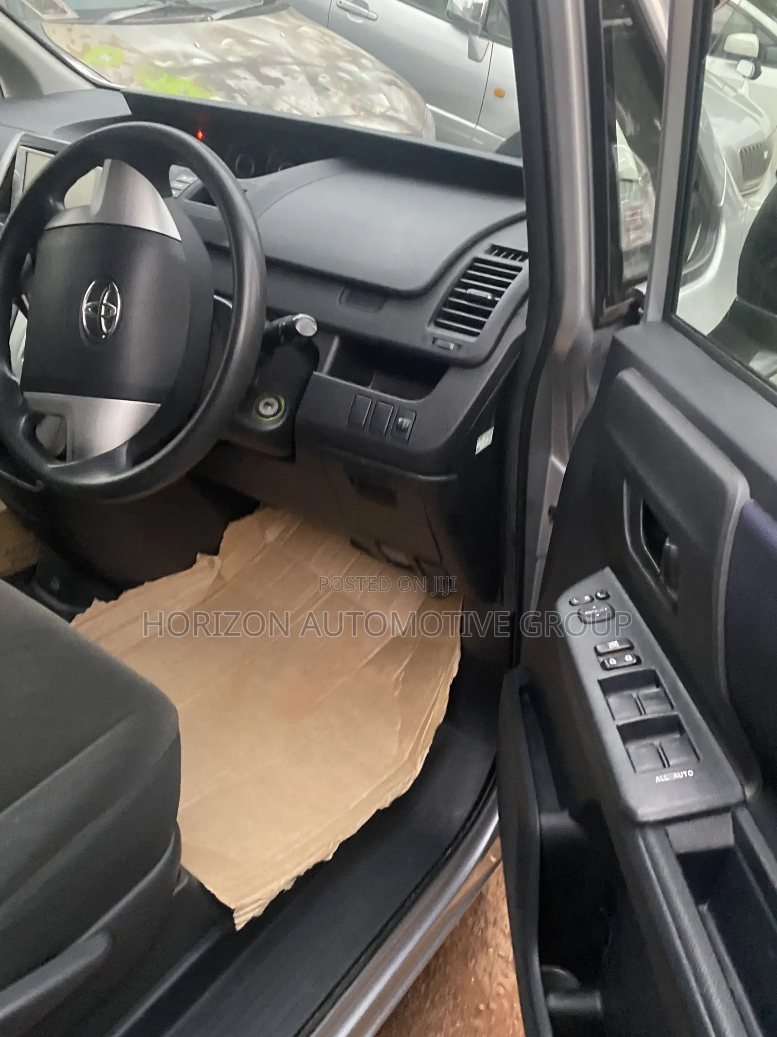 Toyota Voxy V 2WD 8-Seater 2013 Silver