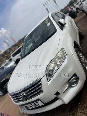 Toyota Vanguard 2011 White