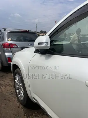 Toyota Vanguard 2011 White