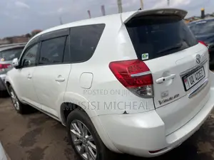 Toyota Vanguard 2011 White